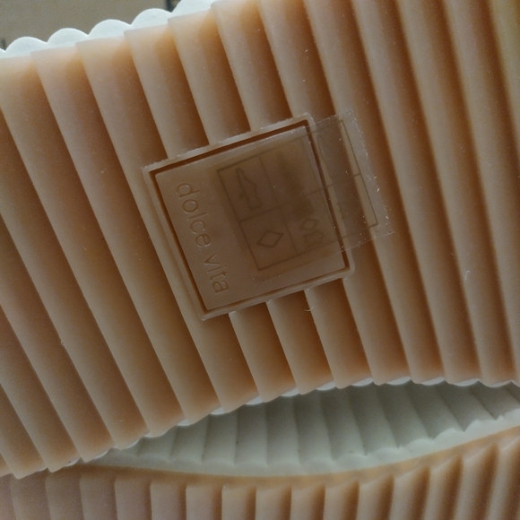 Dolce Vita Cream and Tan Ribbed Sole - Picture 8 of 9